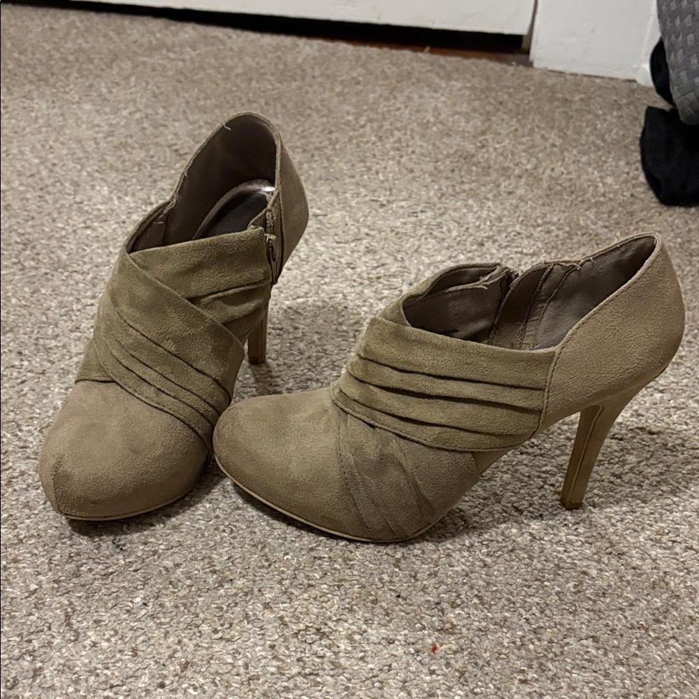 Elegant Tan Women's Heeled Shoes